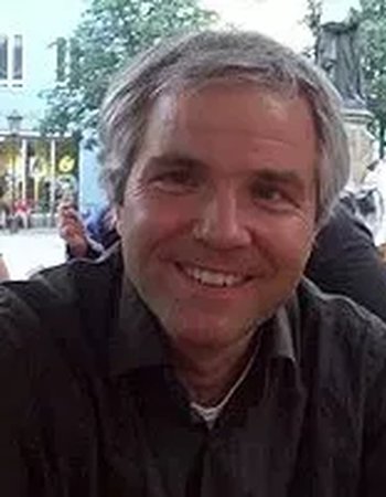 A picture of Prof. Dr. Matthias Perkams.